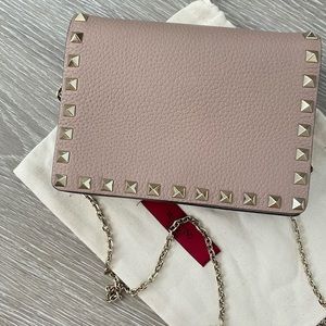 🔥Valentino Garavani's iconic chain clutch 🔥